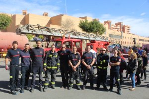 Los bomberos participantes en la jornada de Puertas Abiertas con su jefe accidental a la cabeza.