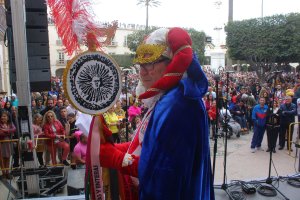El Dios Momo, Eduardo Ronda, preparado para leer su Testamento ante una llena Plaza Vieja.