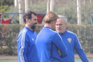 Charla de Guti con sus ayudantes.