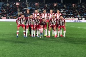 El once del Almería con un mini-aficionado.