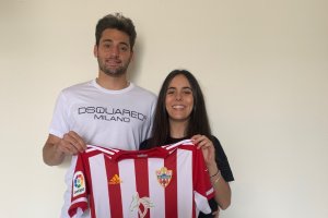 Iván Martos con su pareja.