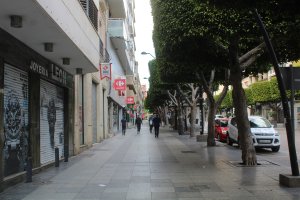 Público saliendo del supermercado de Carrefour Market del Paseo de Almería.