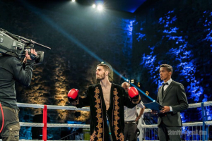 Rayito saltando al ring para un nuevo combate.