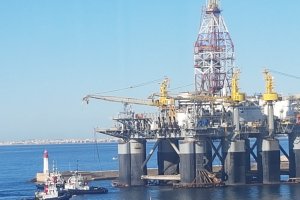 La plataforma petrolífera Ocean Confidence a su llegada al puerto.