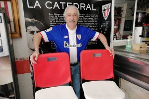 Jeromo con las dos butacas del viejo San Mamés.