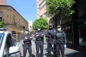 Policía Nacional y Policía Local en acceso al Paseo de Almería.
