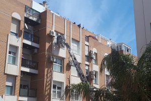Los bomberos entran por una de las ventanas de la vivienda.