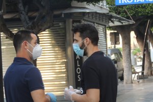 Personal médico del Almería en el Paseo.