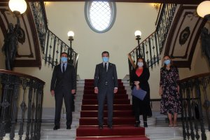 Juanma Moreno, en la Delegación de Gobierno, junto a la consejera Carmen Crespo, el presidente de la Diputación, Javier A. García; y la delegada Maribel Sánchez.