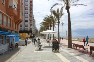 Disfrutando de las terrazas del Paseo Marítimo.