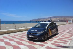 La Policía Nacional patrullando el Paseo Marítimo.