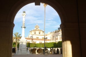Pingurucho de los Coloraos, monumento a los Mártires de la Libertad, visto desde uno de los arcos de entrada a la Plaza Vieja.