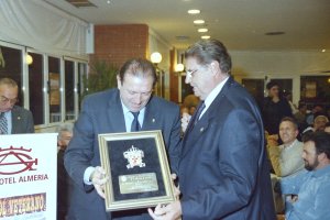 En una Gala del Fútbol Veterano de Almería con el inolvidable Enrique Castro ‘Quini’.