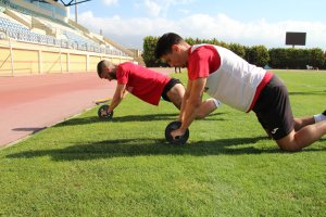 Los jugadores trabajan junto a la Tribuna de Santo Domingo.