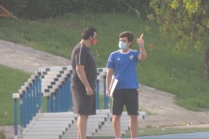 Mario Silva habla con Mohamed Adel.