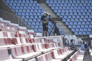 La soledad del cámara de televisión en el Fondo Sur del Estadio Mediterráneo.