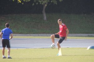 Golpeando el balón.