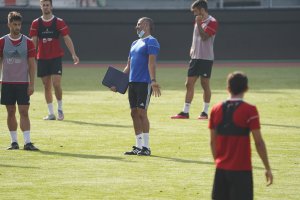 César de la Hoz mira al entrenador portugués.