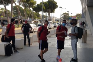 Iván Balliu y Valentín Vada recogiendo los billetes.