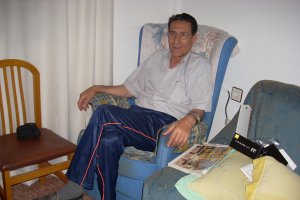 En su rincón favorito preparado para ver una película del Oeste.