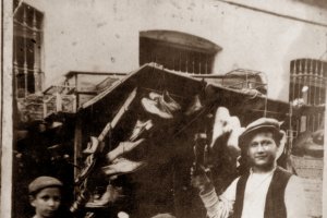 A la derecha, de pie, José Benavente Manzano, en el viejo taller familiar.