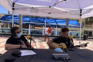 El cantautor almeriense Agus Contreras visita el set de la Cadena SER tras su actuación como telonero en el concierto que dio Café Quijano en la Plaza Vieja.