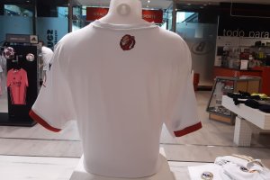 La parte trasera de la camiseta UDA.