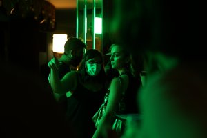 Irene Garcés, la directora del corto (con mascarilla), dando instrucciones a la actriz Alba González.