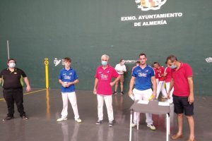 Los campeones posan tras la victoria.