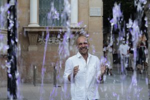 Sergio Morante en la Plaza del Educador y ante el histórico edificio Banesto.