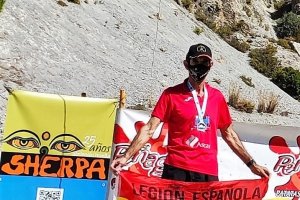 El ganador con la bandera de España.