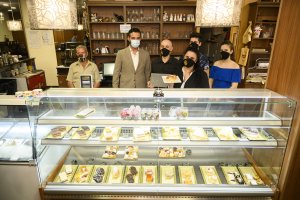 Foto de familia del alcalde con los responsables de El Once de Septiembre.