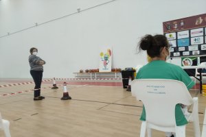 Vecinos de Los Gallardos a la espera de realizarse las pruebas.