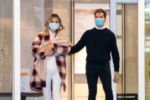 David Bisbal y Rosanna Zanetti abandonan el hospital con su hija Bianca.
