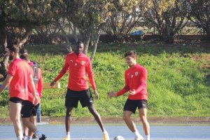 Uno de los rondos del entrenamiento.