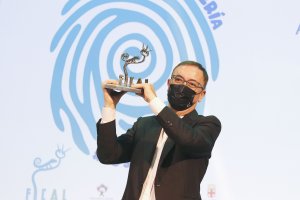 Manuel Martín Cuenca, con el premio Almería, tierra de cine.