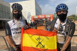 Nico Mercader y Juan Carlos Gutiérrez con la bandera de España.