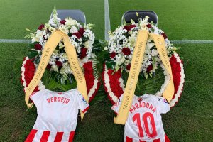 Detallazo del Almería con dos coronas de flores para recordar a Jesús Verdejo y Maradona.