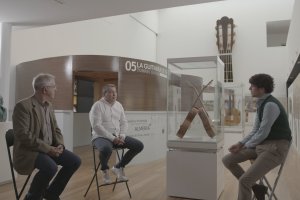 Los luthieres Carlos González y Gerundino Fernández hijo, en el Museo de la Guitarra.
