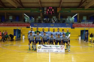 Los jugadores celestes posan antes del partido.