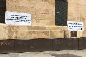 El sector cultural escenifica el funeral de las orquestas.