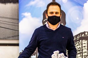 El campeón recogiendo su torneo.