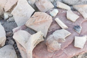 Restos de jarras, vasijas y cerámica Nazarí.