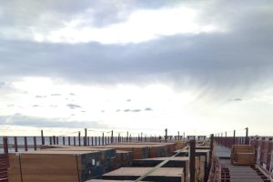 El primer envío de la madera  ya se encuentra en el viejo Embarcadero del Puerto de Almería.