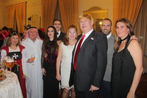 Ana Maldonado, a la derecha de la imagen, junto a su esposo, el odontólogo Carlos Rodríguez; la decana del Colegio de Procuradores, María del Mar Gáz