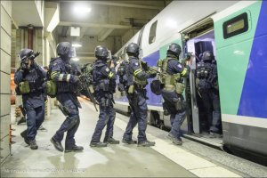 Policías franceses en una estación de tren.