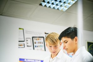 Estudiantes trabajan con las nuevas tecnologías.