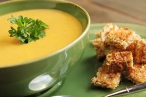 Imagen de un plato de crema de calabacín.