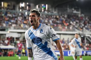 Ximo Navarro celebrando el gol con el Deportivo frente a la SD Huesca.