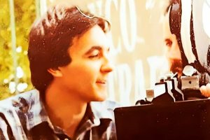 Gerardo Sánchez, director de ‘Días de cine’, en la fotografía que ilustra la cubierta de su libro ‘Memorias de un cinéfilo sarnoso’.